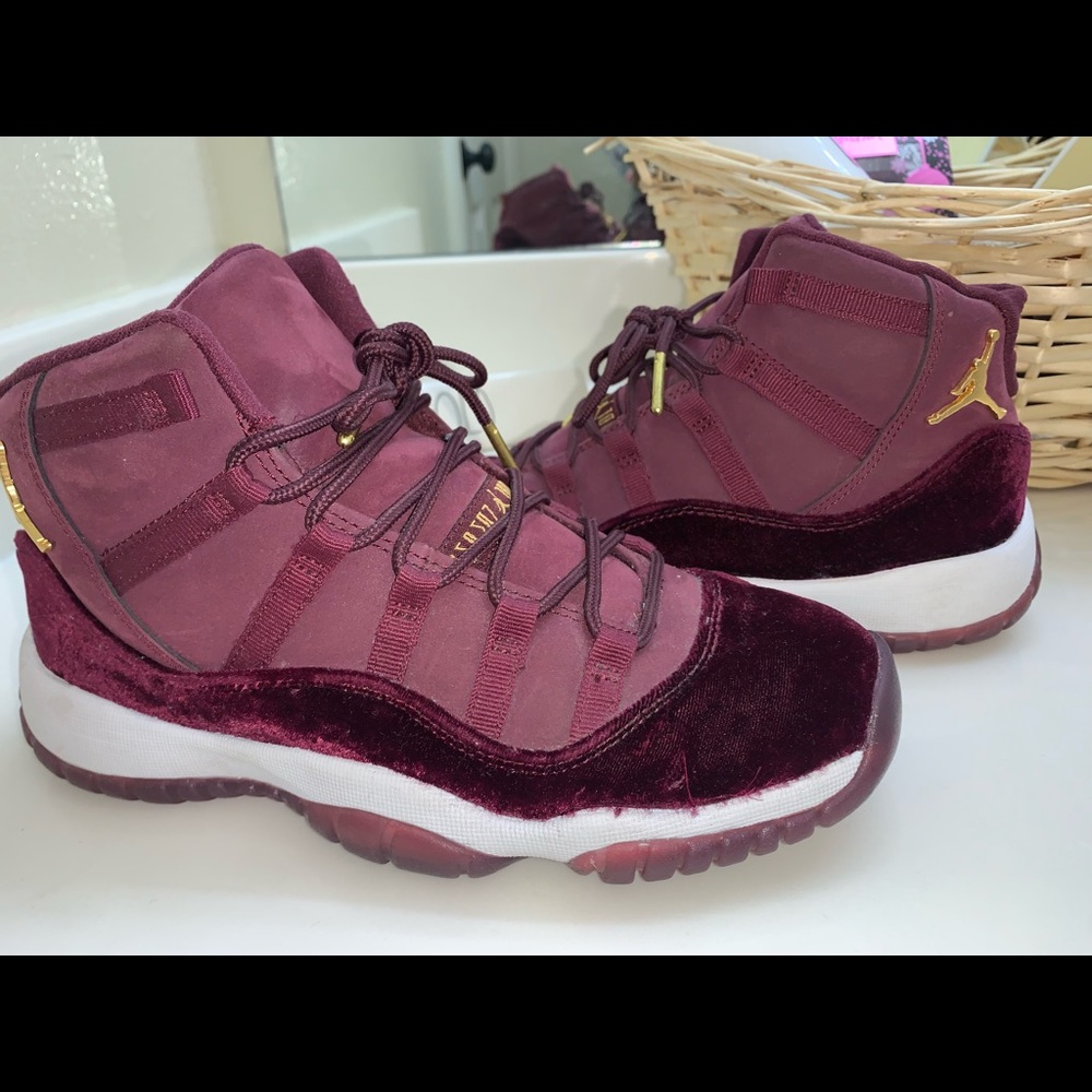 Retro jordan maroon 11